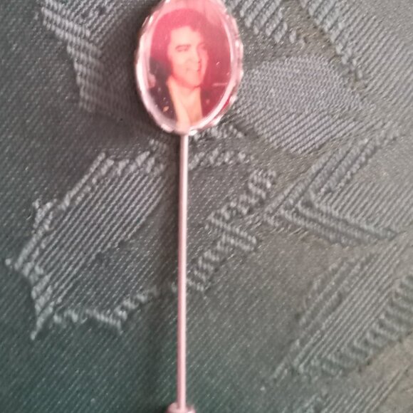 Vintage lot of Elvis Presley memorabilia (ring, pin and souvenir spoon) - Picture 3 of 6